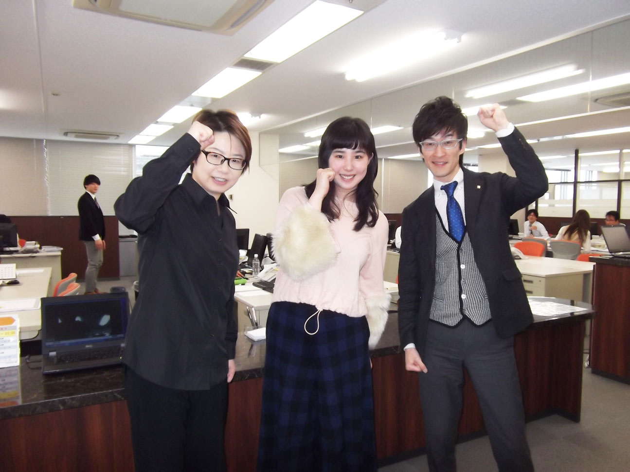 写真は大阪支社受付カウンターにて撮影。左から、進学対策担当：曽根先生　/尾井麻里さん　/教務担任：岩井先生。